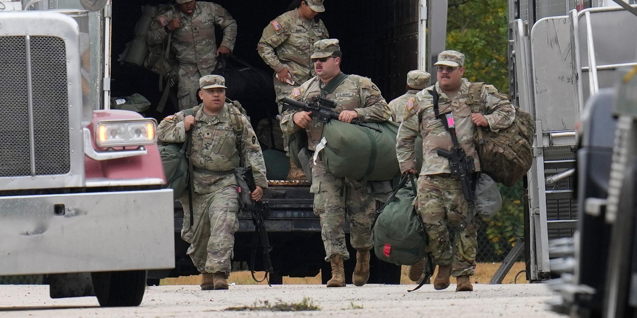 Mitglieder der Nationalgarde aus Texas sind auf dem Gelände einer Kaserne im Süden Chicagos zu sehen.