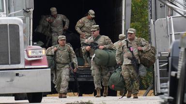 Mitglieder der Nationalgarde aus Texas sind auf dem Gelände einer Kaserne im Süden Chicagos zu sehen.