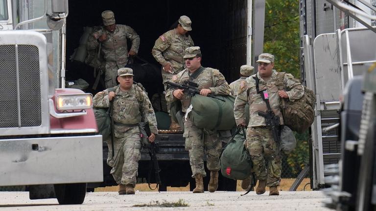 Mitglieder der Nationalgarde aus Texas sind auf dem Gelände einer Kaserne im Süden Chicagos zu sehen.