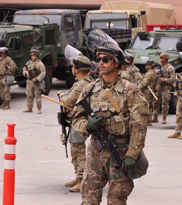 Soldaten der kalifornischen Nationalgarde stehen Wache im Los Angeles Federal Detention Center.