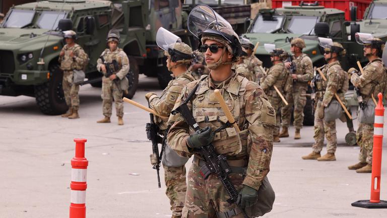 Soldaten der kalifornischen Nationalgarde stehen Wache im Los Angeles Federal Detention Center.