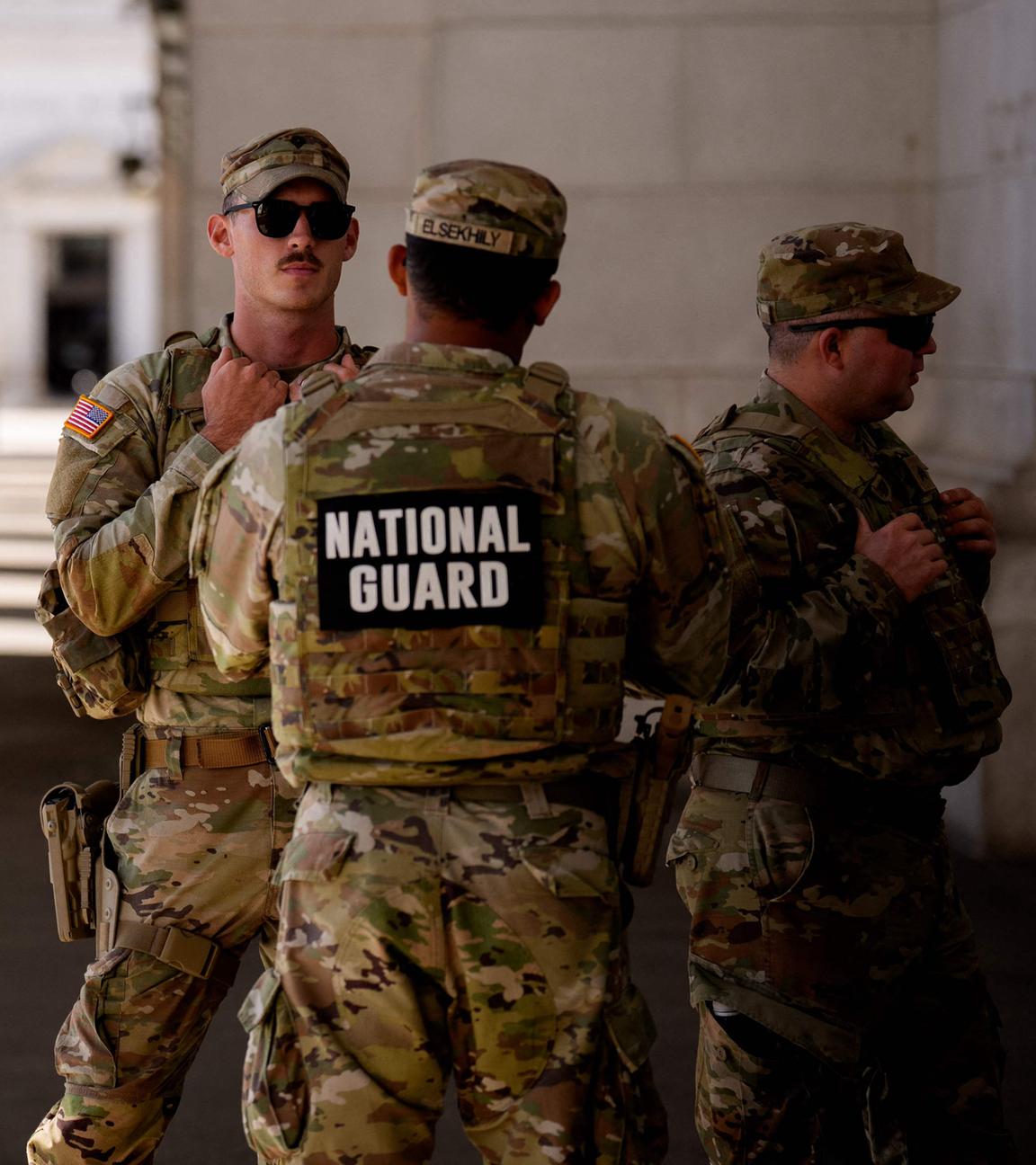 Mitglieder der Nationalgarde stehen am 08.09.2025 vor der Union Station in Washington, DC. 