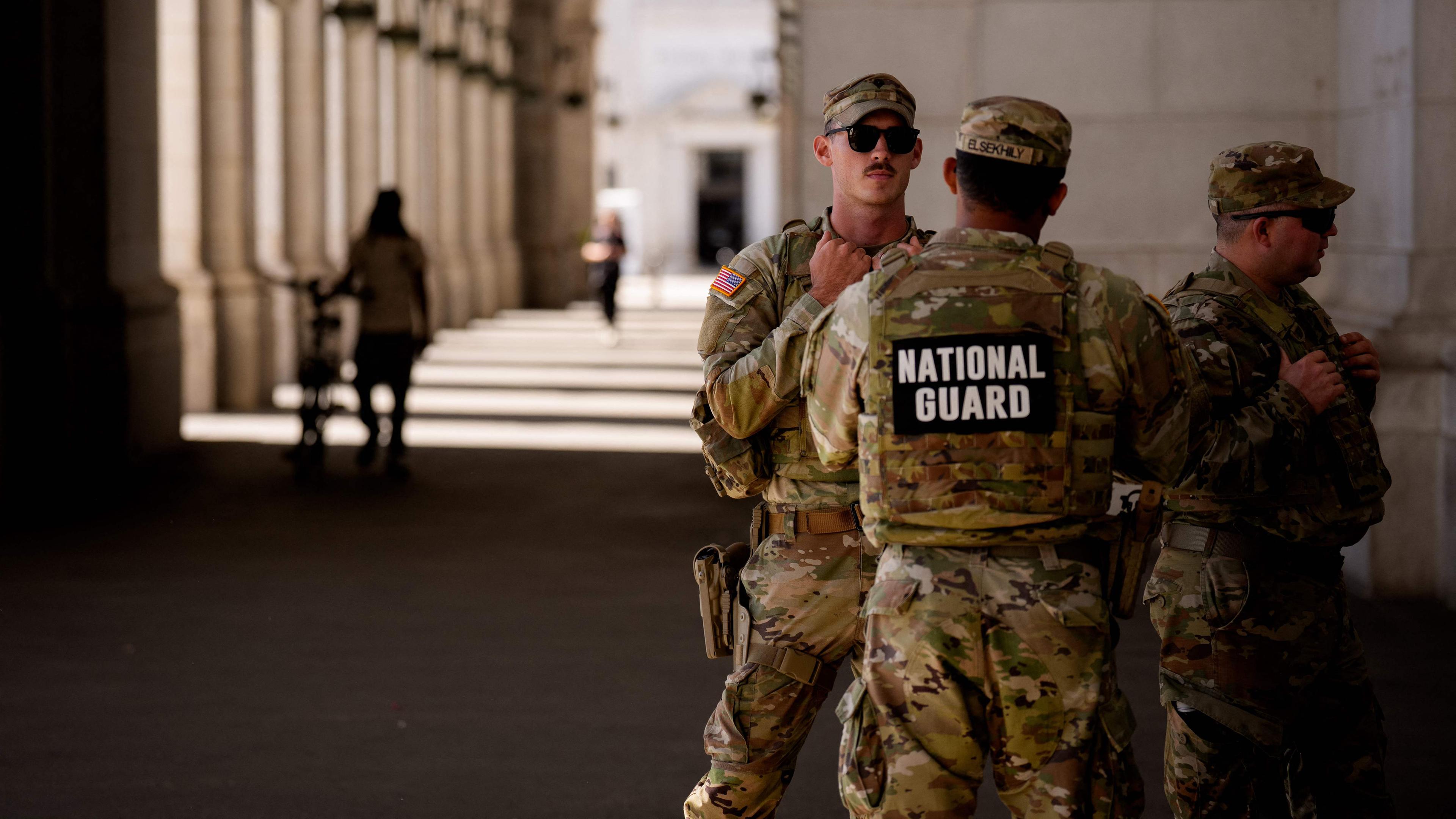 Mitglieder der Nationalgarde stehen am 08.09.2025 vor der Union Station in Washington, DC. 