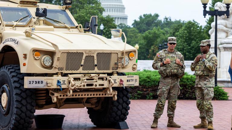 Mitglieder der Nationalgarde patrouillieren am 18. August 2025 in der Union Station in Washington, D.C., USA. 