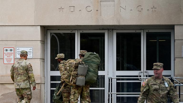12.08.2025, USA, Washington: Nationalgardisten des Distrikts Columbia treffen im Hauptquartier der Nationalgarde des Distrikts Columbia ein.