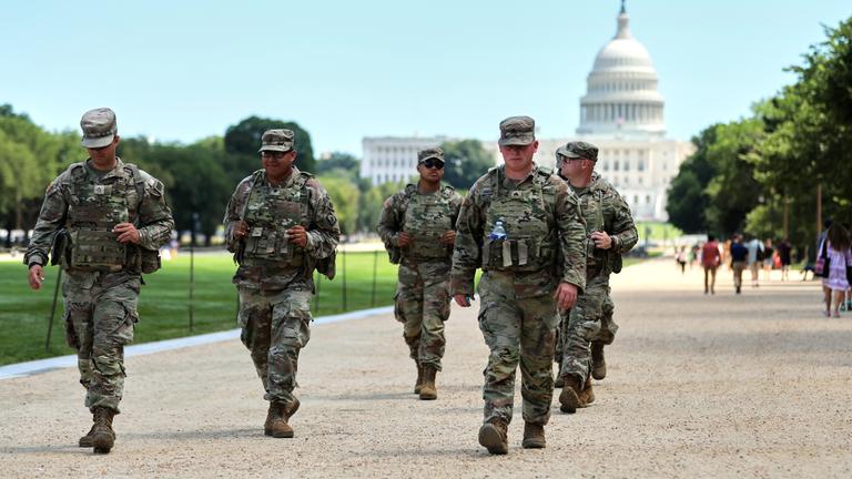 USA, Washington: Nationalgardisten patrouillieren in der Nähe des Kapitols.
