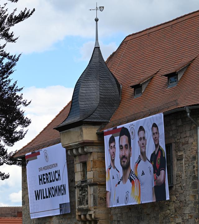 Ein Bild mit Nationalspielern hängt am Schloss in Blankenhain.