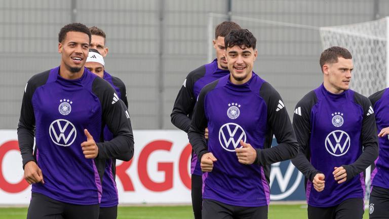 Die deutsche Nationalmannschaft läuft sich während einer Trainingseinheit in Herzogenaurach warm