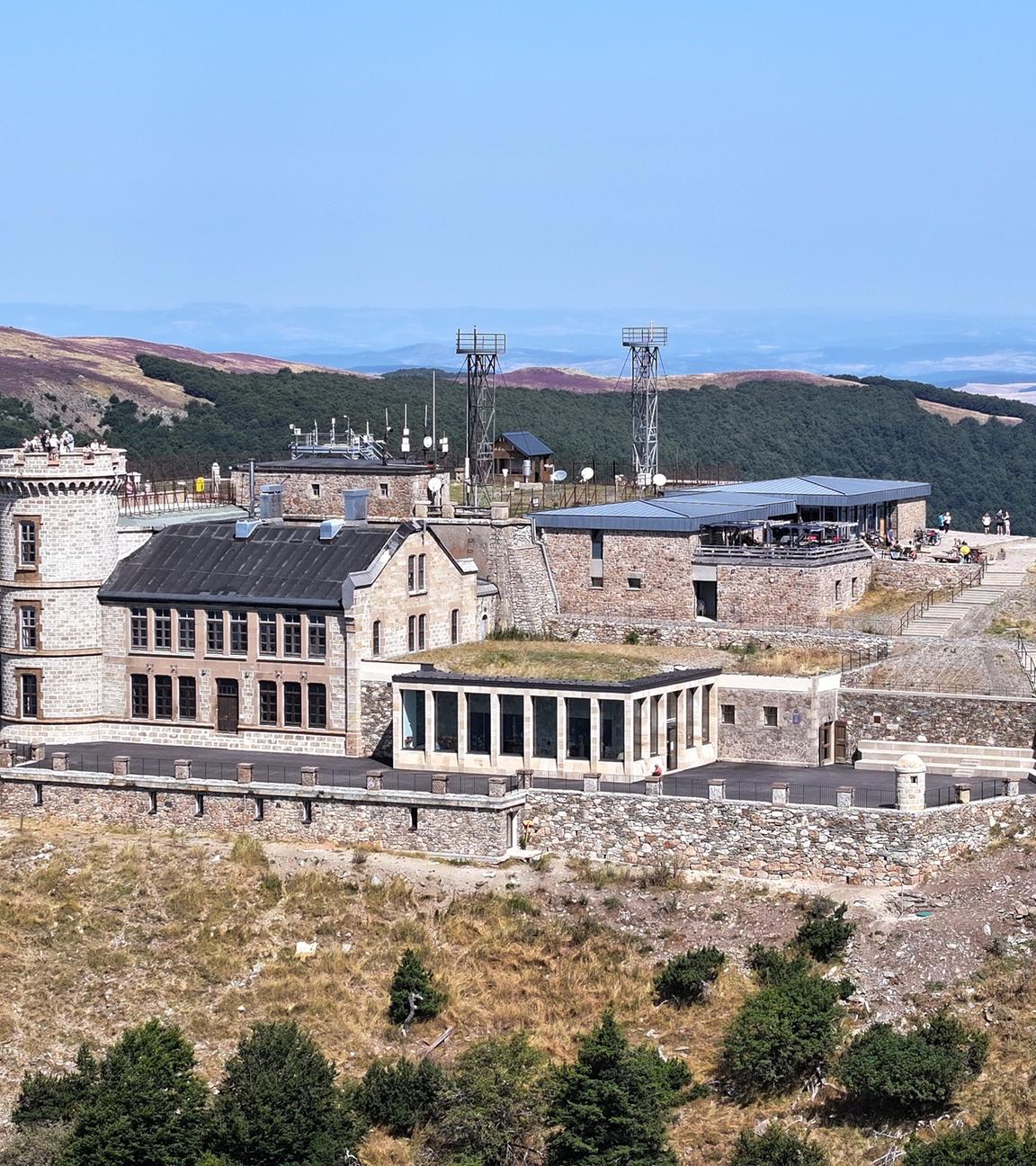 Luftaufnahme: Das Observatorium liegt auf der Kuppe des Mont Aigoual: Der festungsartige Bau steht auf einem kargen Hochplateau. An dem Bau sind unter anderem die Aussichtsplattform sowie mehrere