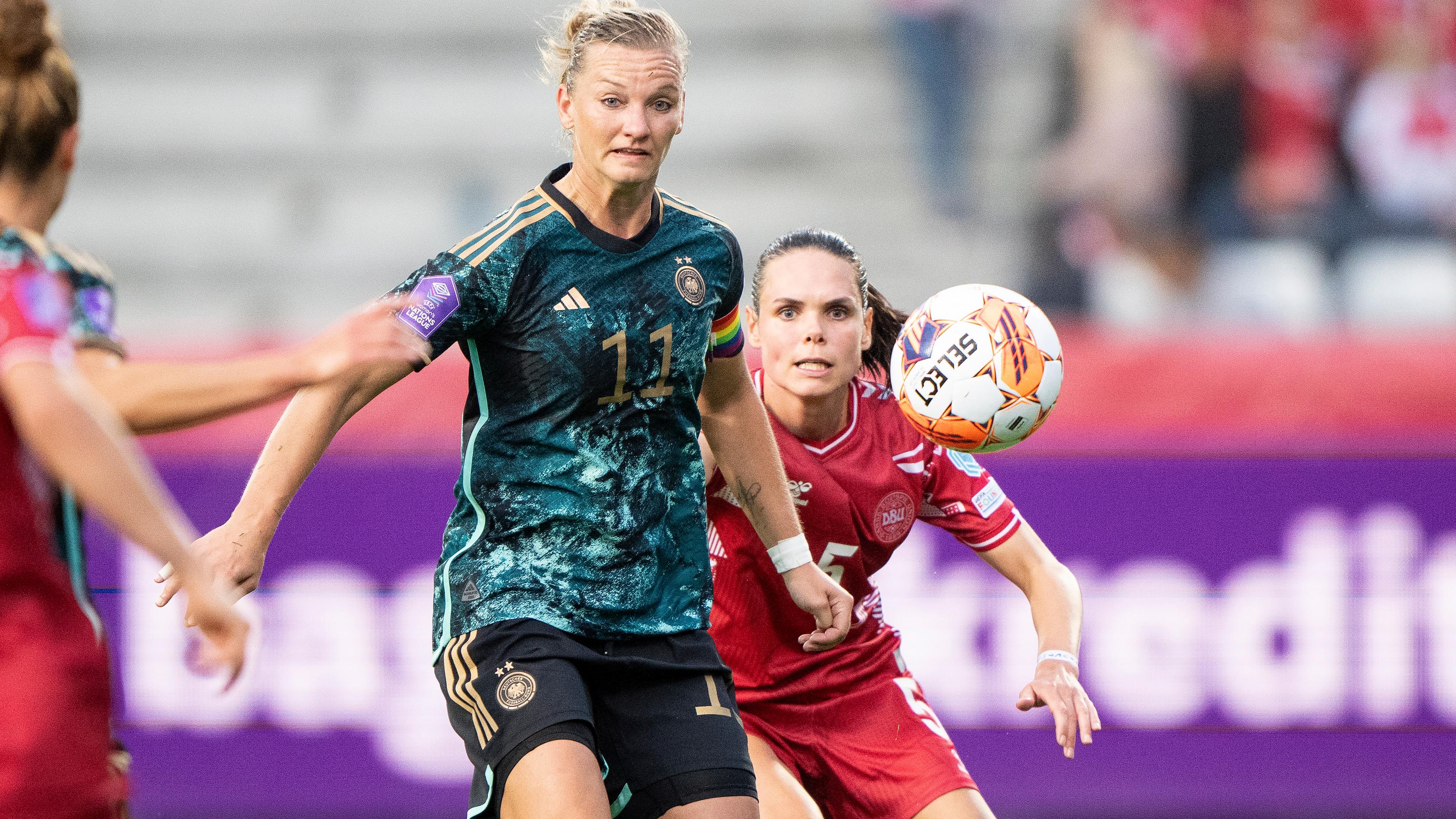Alexandra Popp im Zweikampf mit Simone Boye