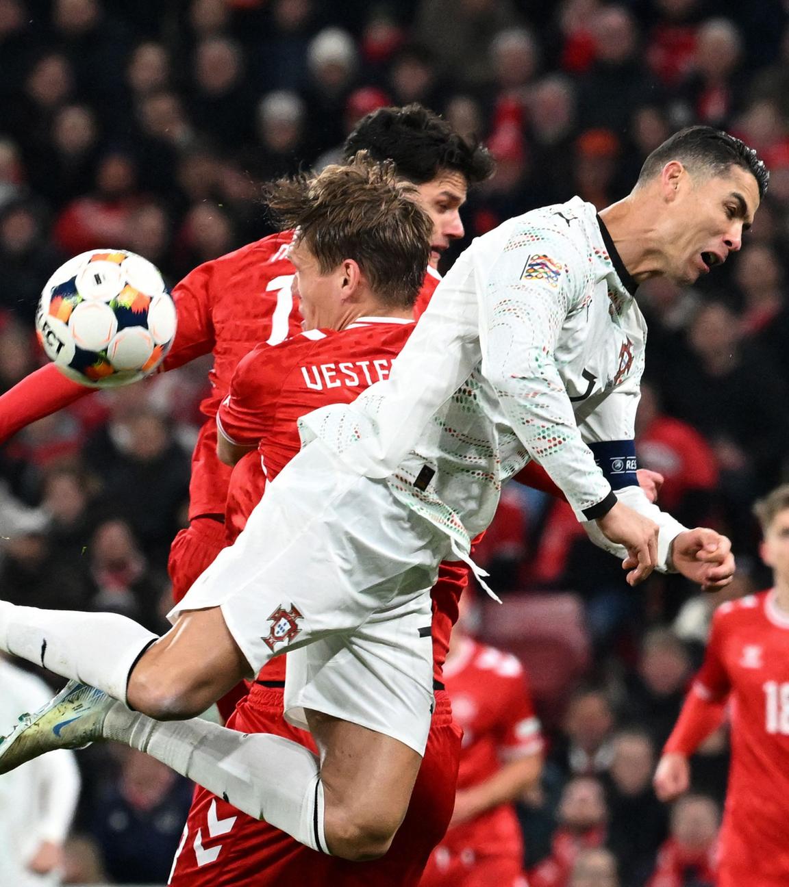 Cristiano Ronaldo verpasst den Ball.