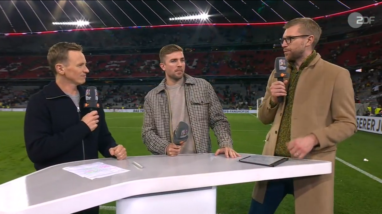 Moderator Jochen Breyer und die ZDF-Experten Christoph Kramer und Per Mertesacker analysieren das Spiel.