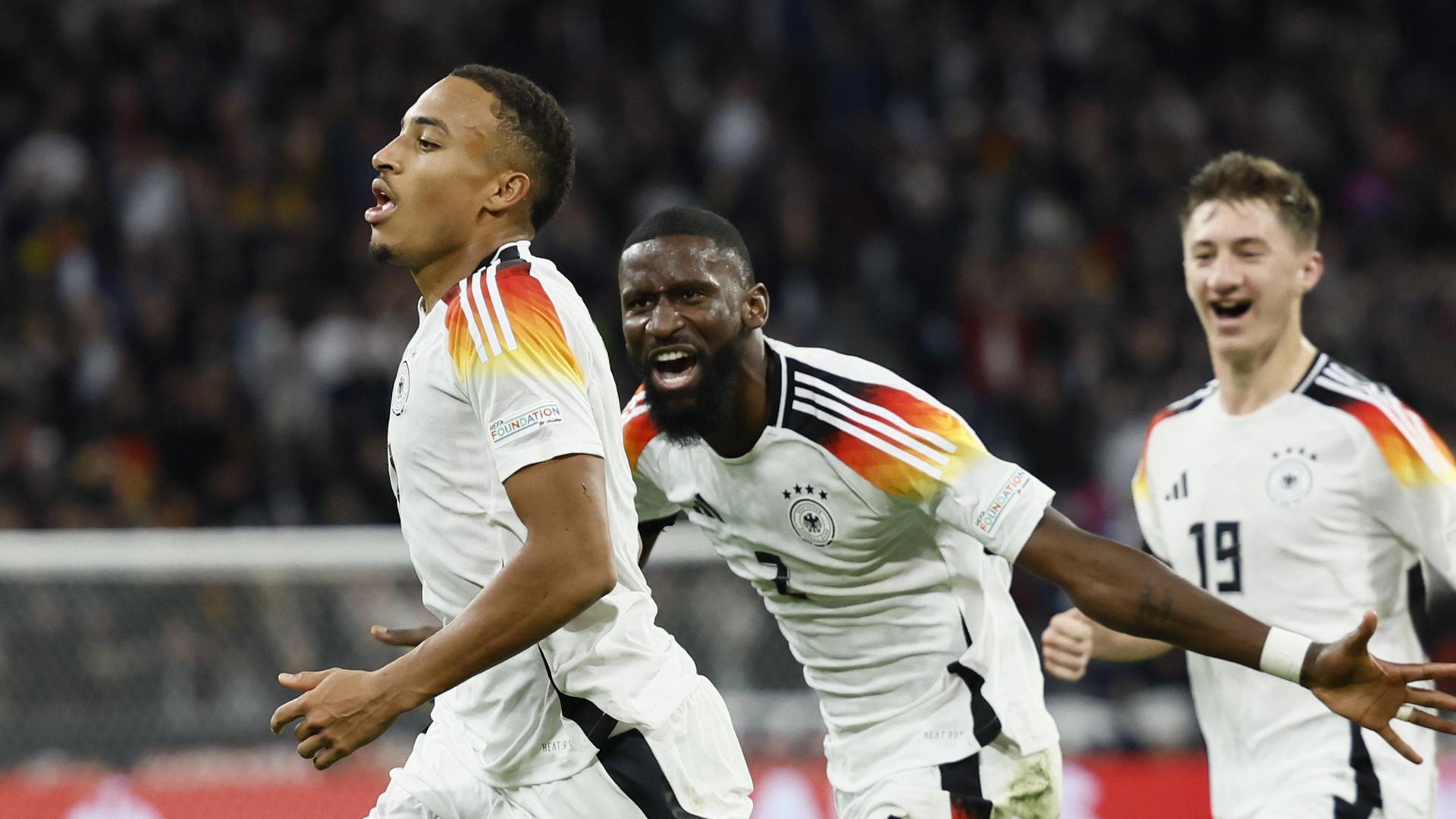 Jamie Leweling jubelt nach seinem Tor zum 1:0 gegen die Niederlande. Rechts Angelo Stiller, in der Mitte Antonio Rüdiger