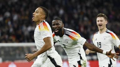 Jamie Leweling jubelt nach seinem Tor zum 1:0 gegen die Niederlande. Rechts Angelo Stiller, in der Mitte Antonio Rüdiger