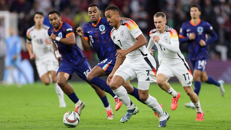 Deutschlands Jamie Leweling und Ryan Gravenberch aus den Niederlande kämpfen um den Ball während des Nations League Spiels.