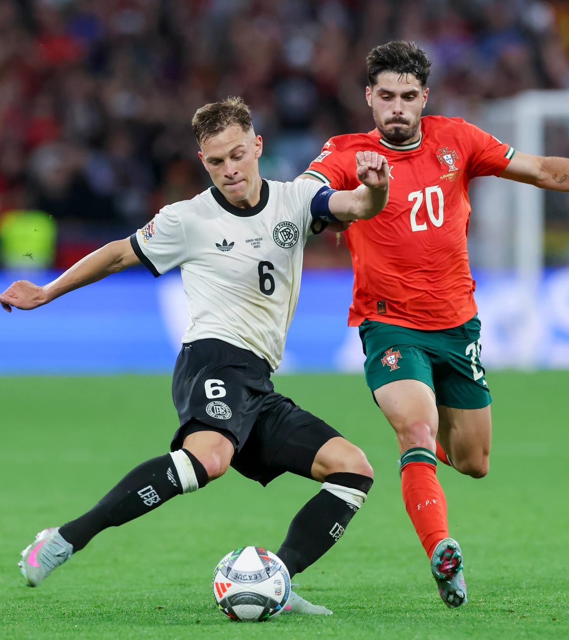 Joshua Kimmich und Pedro Neto kämpfen um den Ball.