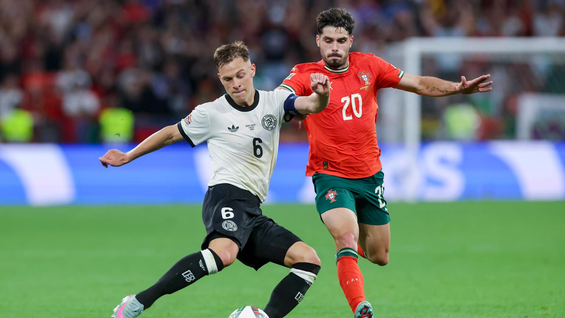 Joshua Kimmich und Pedro Neto kämpfen um den Ball im Finale der Nations League.