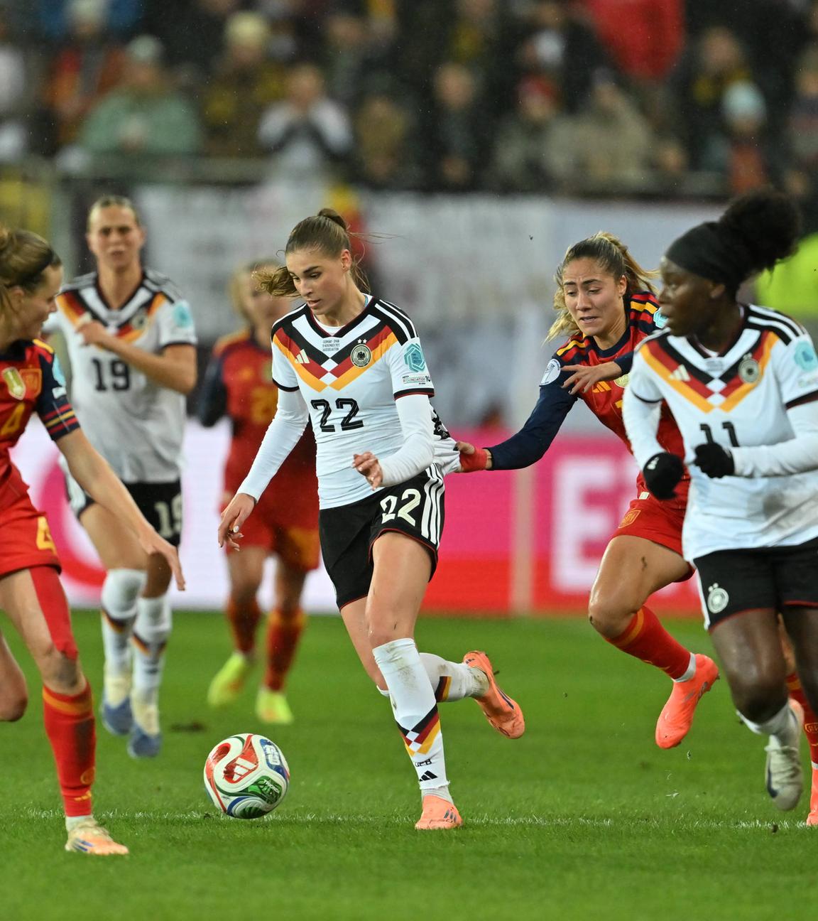 Deutschlands Jule Brand am Ball im Nations-League-Finalhinspiel gegen Spanien