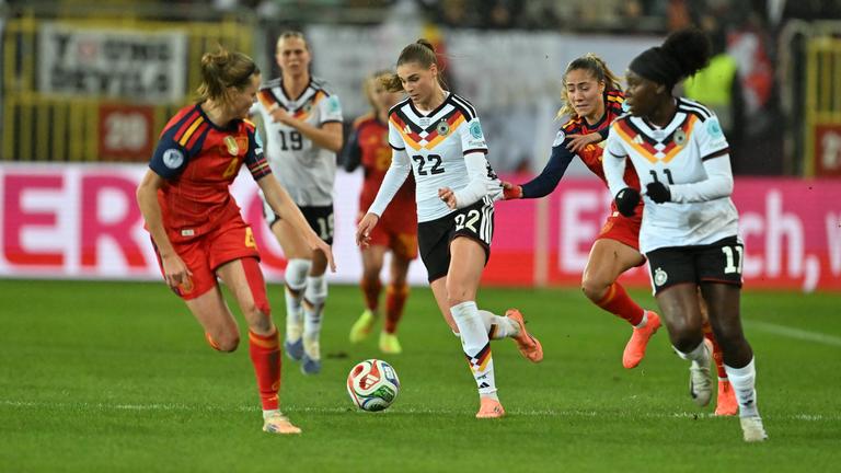 Deutschlands Jule Brand am Ball im Nations-League-Finalhinspiel gegen Spanien