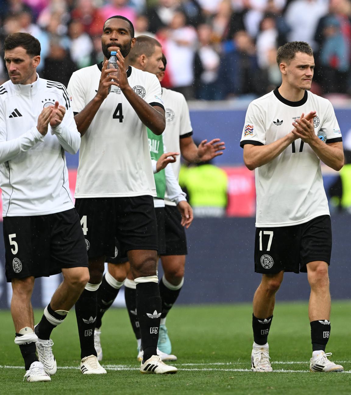 Pascal Groß, Jonathan Tah und Florian Wirtz applaudieren den Fans