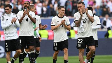 Pascal Groß, Jonathan Tah und Florian Wirtz applaudieren den Fans
