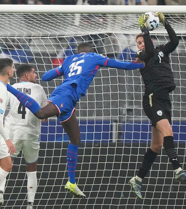 Israels Torhüter Daniel Peretz fängt ein Flanke der Franzosen im Nation-League-Spiel