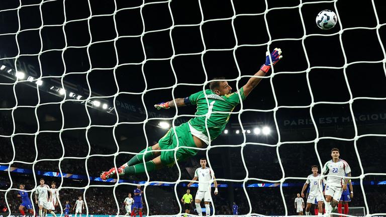 Italiens Torwart Gianluigi Donnarumma springt zum Ball am 06.09.24.