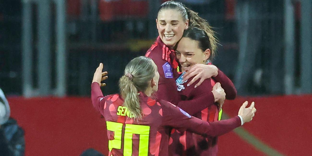 Deutschlands Giovanna Hoffmann bejubelt ihren Treffer zum 3:1 mit Elisa Senss und Jule Brand.