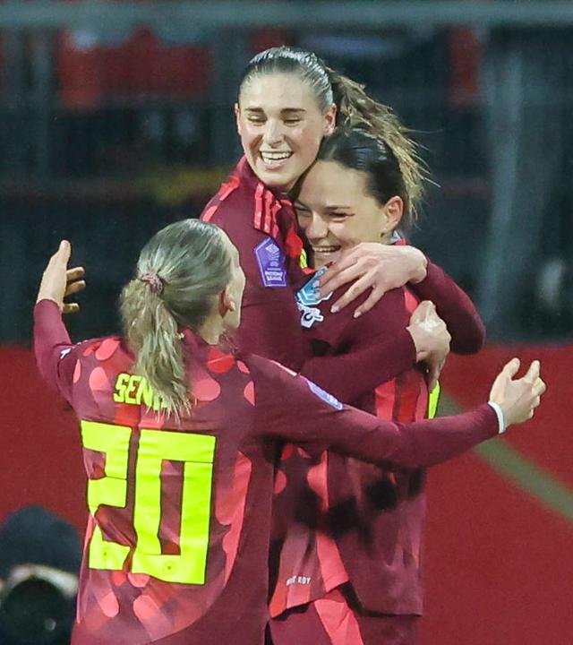 Deutschlands Giovanna Hoffmann bejubelt ihren Treffer zum 3:1 mit Elisa Senss und Jule Brand.