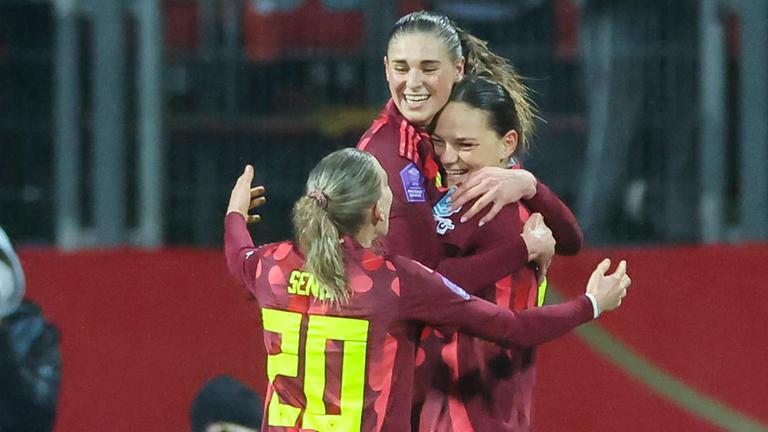 Deutschlands Giovanna Hoffmann bejubelt ihren Treffer zum 3:1 mit Elisa Senss und Jule Brand.