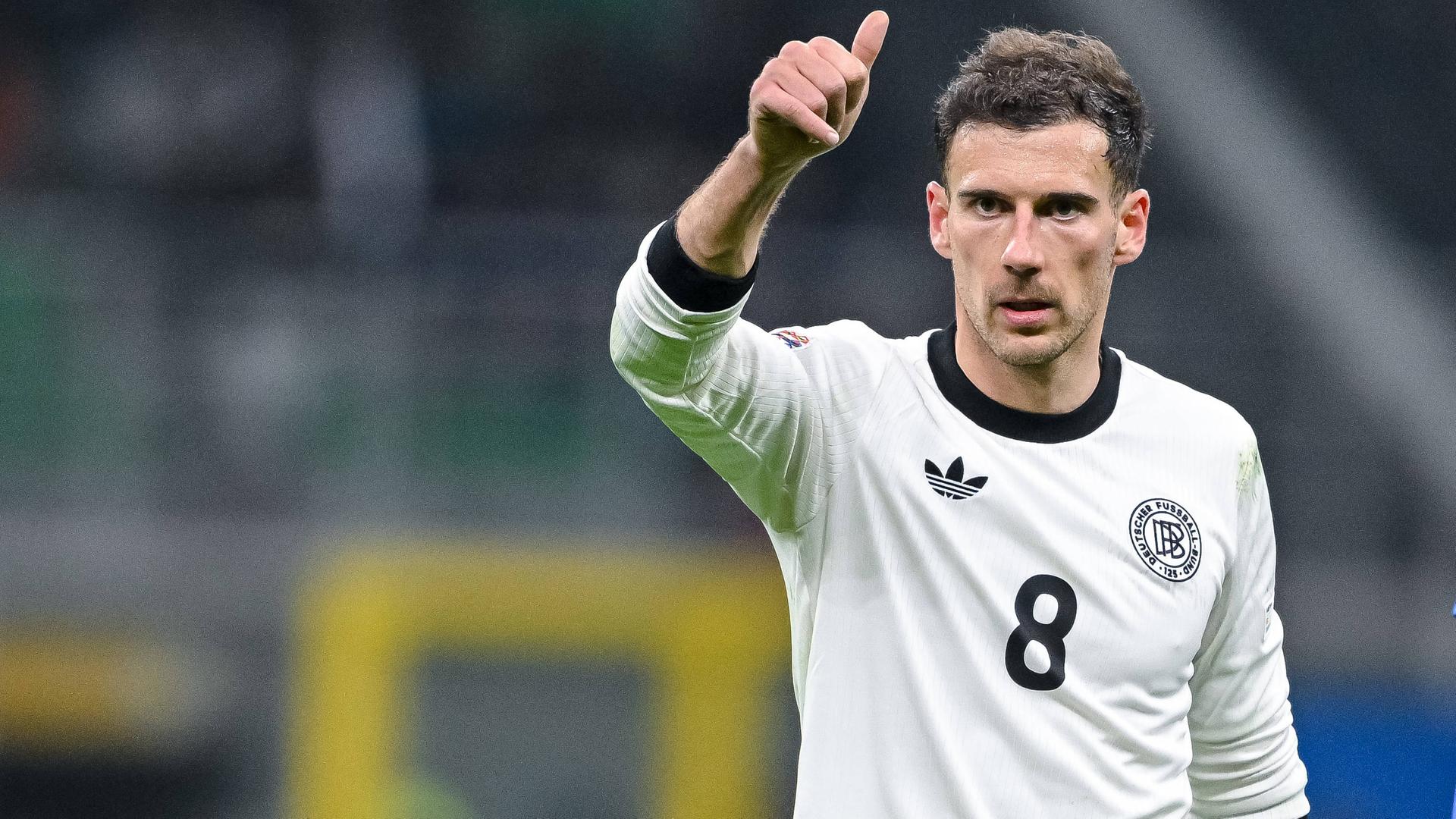 Leon Goretzka zeigt den Daumen nach oben.