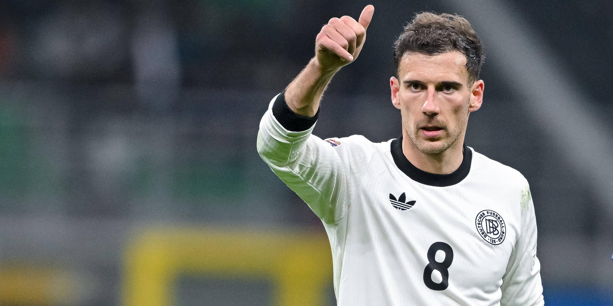 Leon Goretzka zeigt den Daumen nach oben.