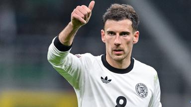Leon Goretzka zeigt den Daumen nach oben.
