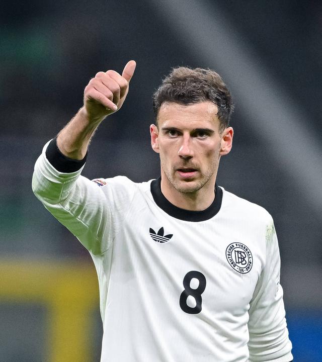Leon Goretzka zeigt den Daumen nach oben.