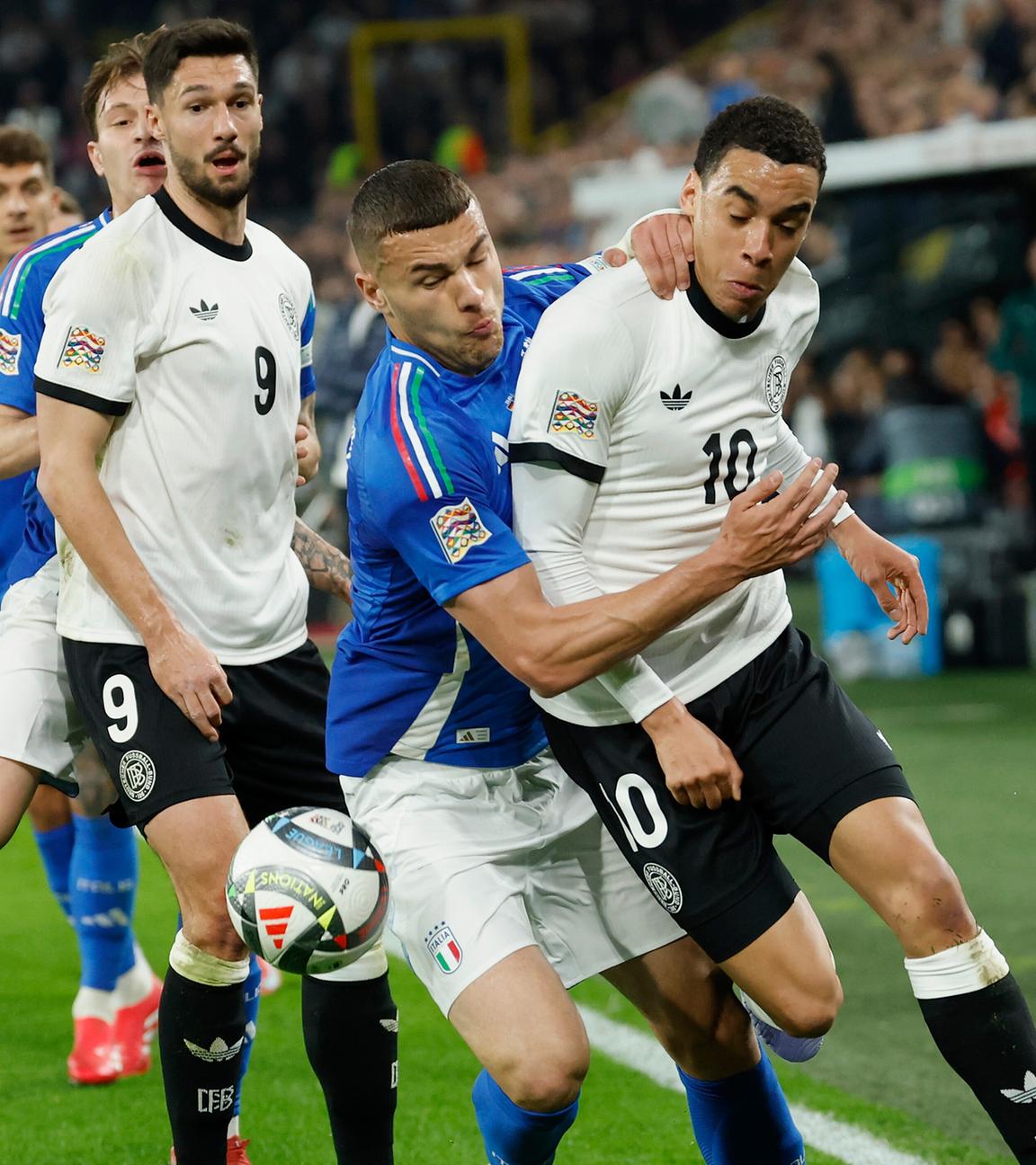 Zweikampf zwischen Alessandro Buongiorno (Italien, 4) (l) und Jamal Musiala (Deutschland, 10)