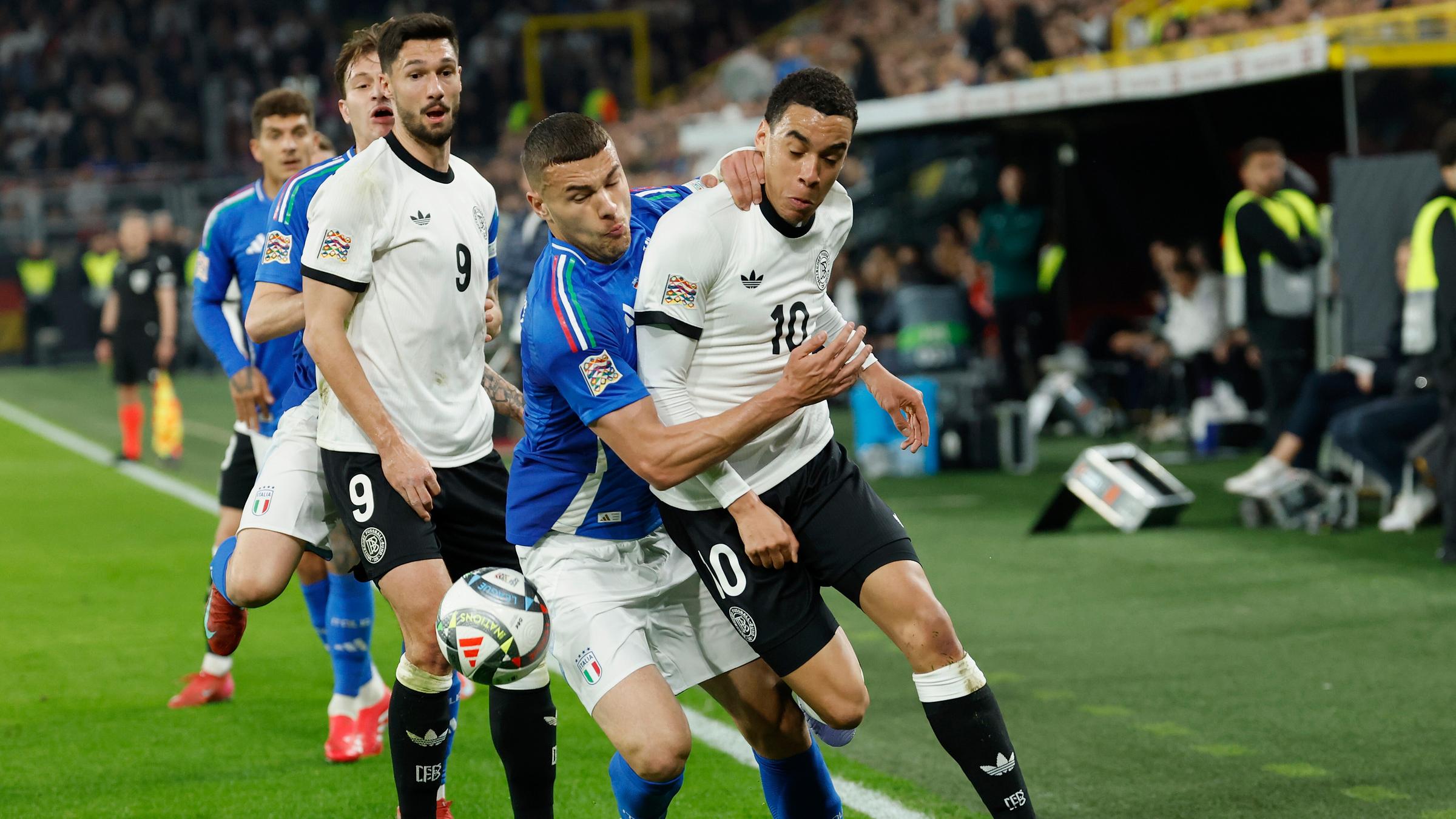 Zweikampf zwischen Alessandro Buongiorno (Italien, 4) (l) und Jamal Musiala (Deutschland, 10)
