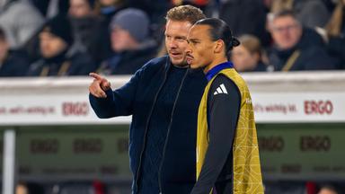 Deutschlands Trainer Julian Nagelsmann redet mit Leroy Sane während dem Spiel gegen Bosnien-Herzegowina.