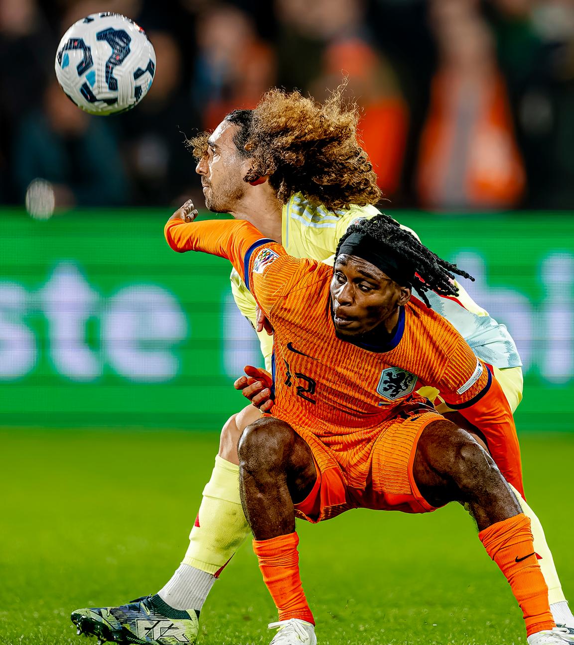 Jeremie Frimpong und Marc Cucurella kämpfen um den Ball.