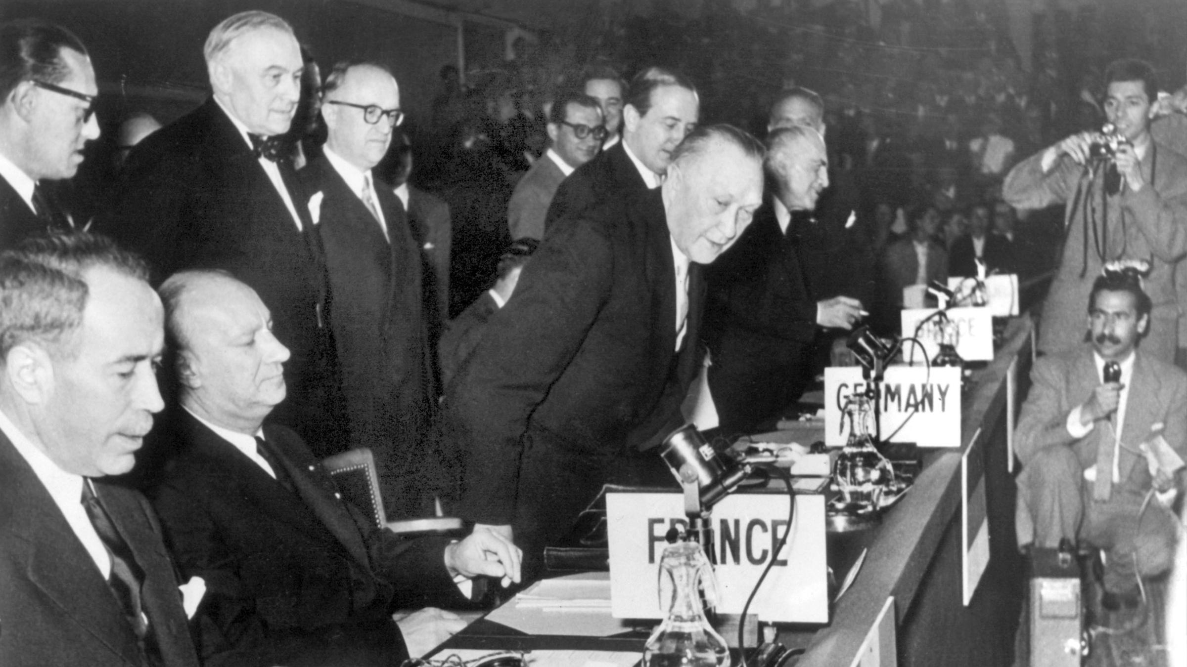 Bundeskanzler Konrad Adenauer nimmt seinen Platz im Atlantikrat ein