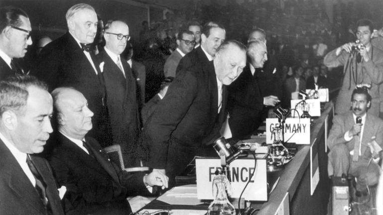 Bundeskanzler Konrad Adenauer nimmt seinen Platz im Atlantikrat ein