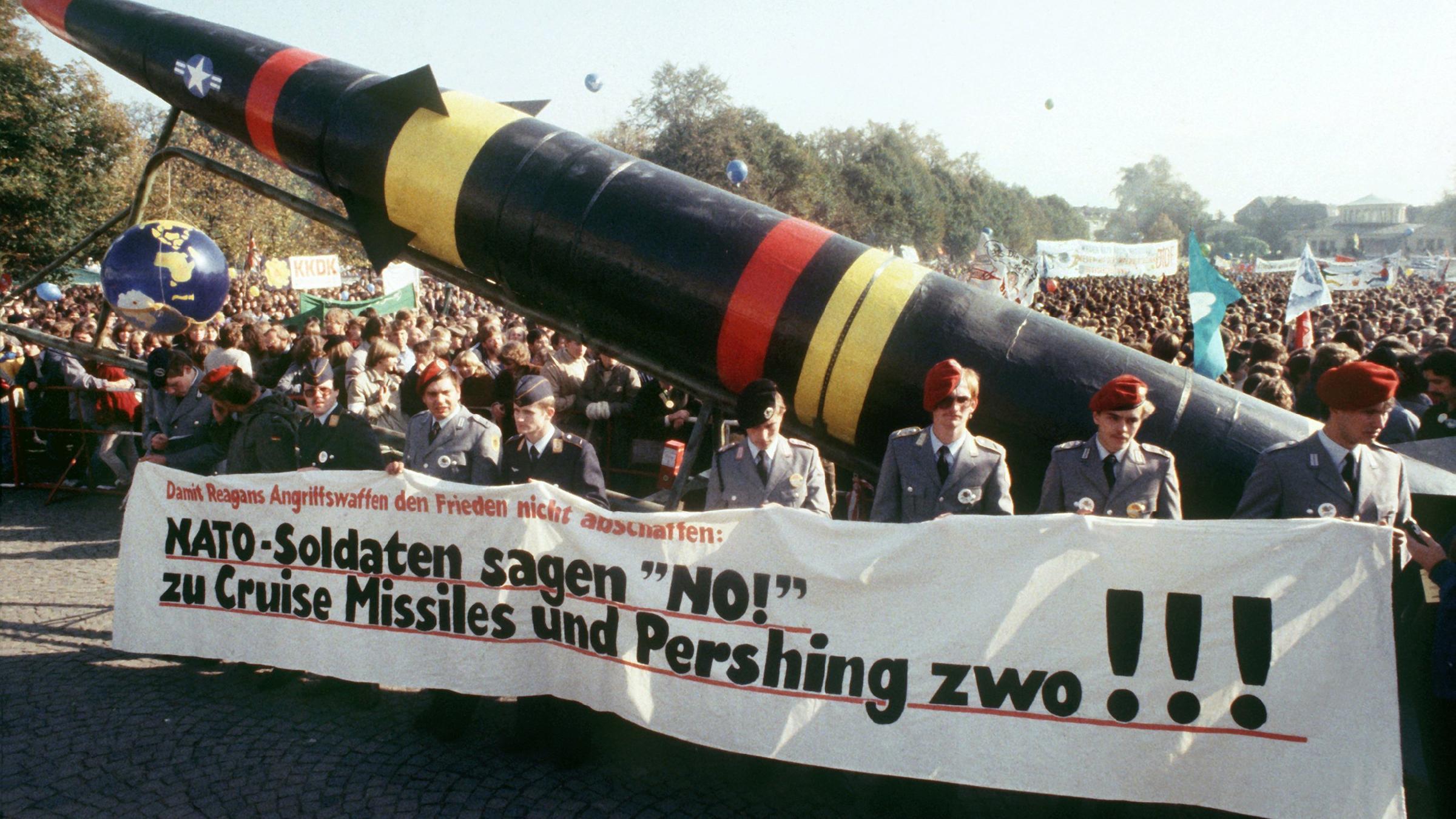 Bundeswehrsoldaten demonstrieren in Bonn 1983 gegen die Nachruestung