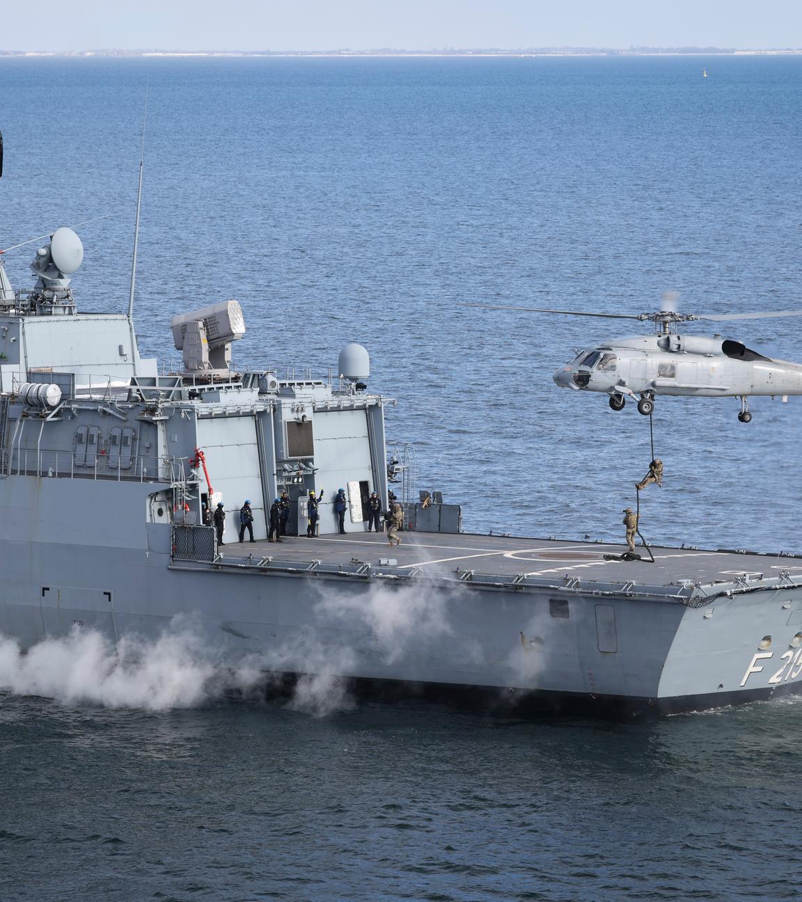 Spezialkräfte der spanischen Marine demonstrieren eine Enterung auf der Fregatte Brandenburg der Deutschen Marine beim NATO-Manöver Steadfast Dart 26 auf der Ostsee.