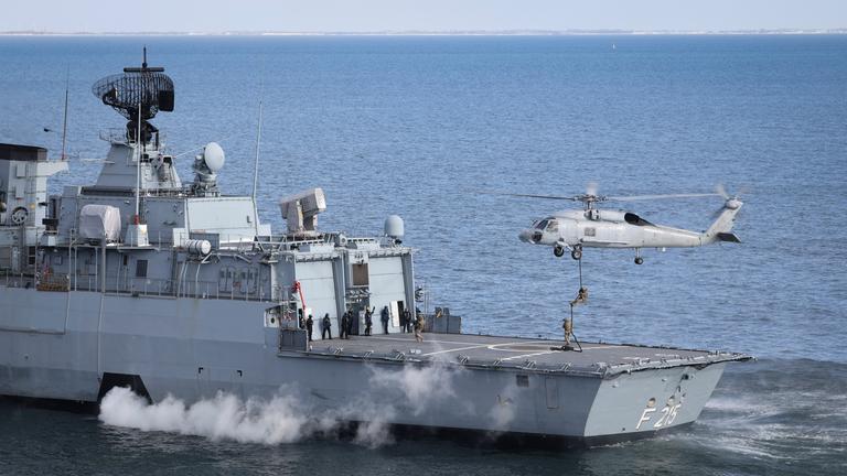Spezialkräfte der spanischen Marine demonstrieren eine Enterung auf der Fregatte Brandenburg der Deutschen Marine beim NATO-Manöver Steadfast Dart 26 auf der Ostsee.