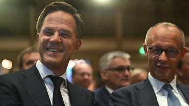 Bundeskanzler Merz und NATO-Generalsekretär Mark Rutte nehmen an der Verleihung des Westfälischen Friedenspreises 2026 teil. 
