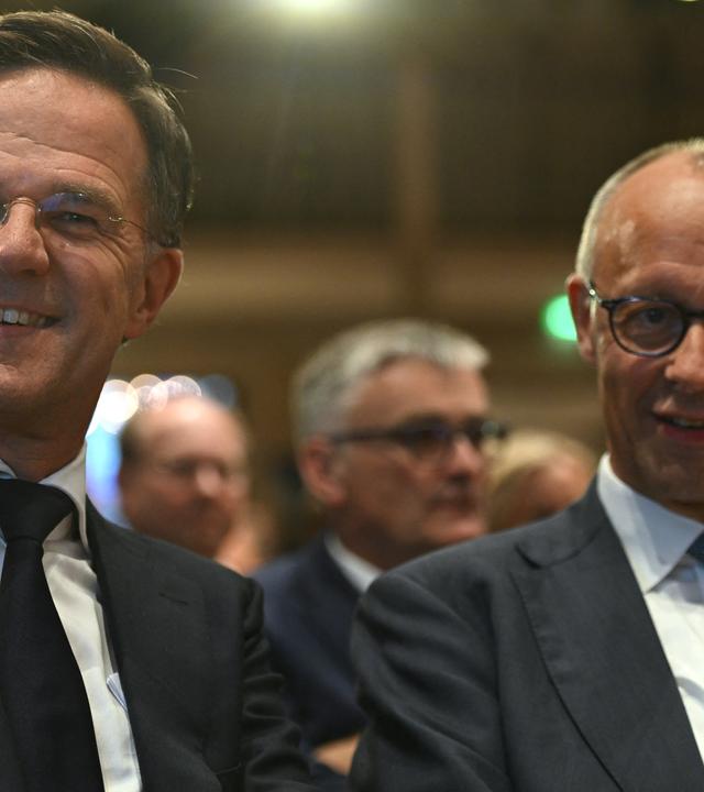 Bundeskanzler Merz und NATO-Generalsekretär Mark Rutte nehmen an der Verleihung des Westfälischen Friedenspreises 2026 teil. 