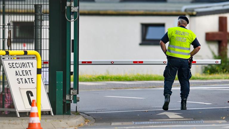 Sicherheitspersonal steht im Bereich der Einfahrt zur Nato Air Base