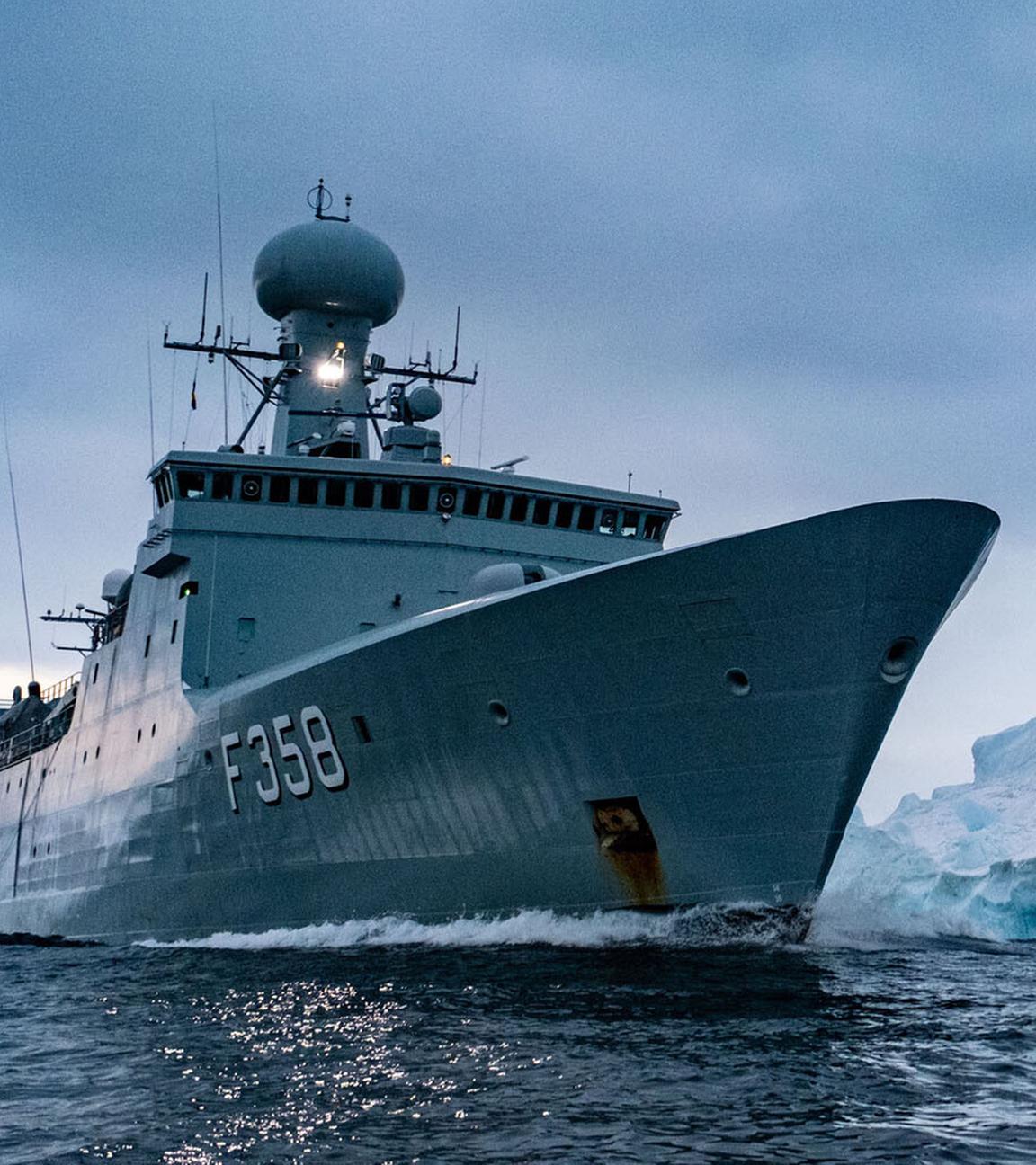 Die Fregatte der Königlich Dänischen Marine „HDMS Triton“ passiert in den Gewässern um Grönland einen Eisberg.