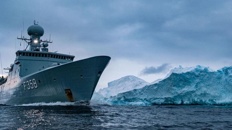 Die Fregatte der Königlich Dänischen Marine „HDMS Triton“ passiert in den Gewässern um Grönland einen Eisberg.
