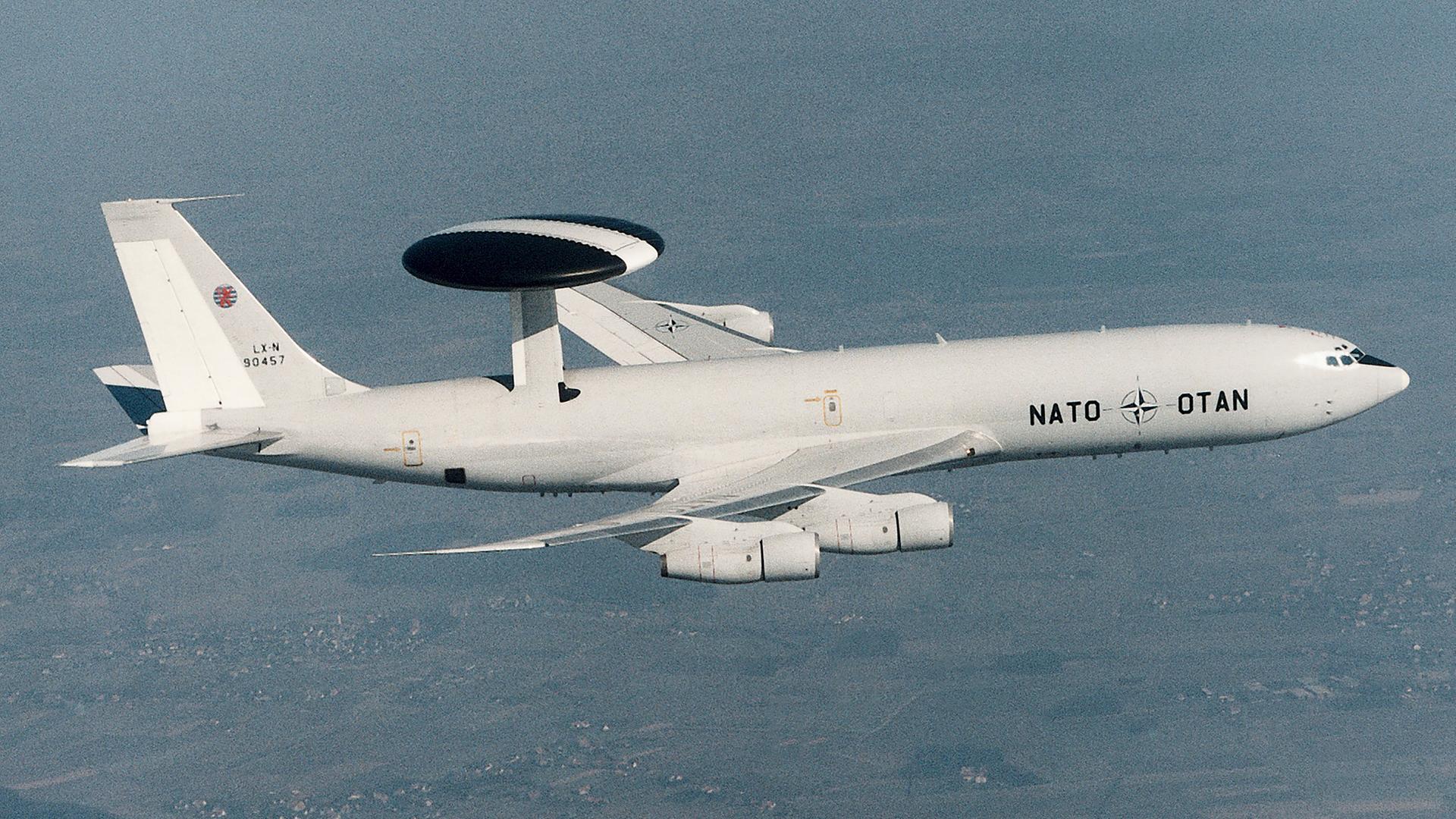 NATO-Aufklärungsflugzeug Boeing E-3A mit dem Awacs-Warnsystem. Archivbild