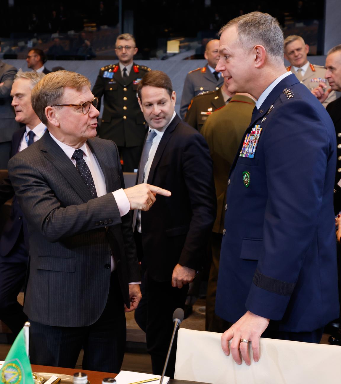 Der deutsche Außenminister Johann Wadephul spricht mit dem Obersten Alliierten Befehlshaber Europa der Nato, General Alexus G. Grynkewich, während einer Sitzung des Nordatlantikrats in der Außenministersitzung im Nato-Hauptquartier.